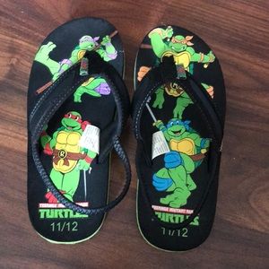 Boys ninja turtle flip flops.